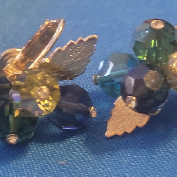 Vintage Gorgeous Blue Green AB Crystal Clip Earrings With Goldtone Leaf Accent - Picture 5 of 7